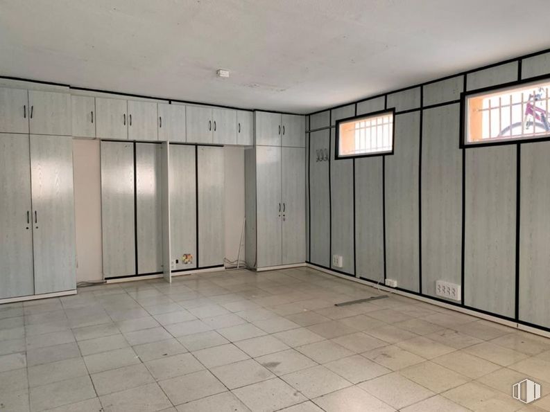 Oficina en venta en Calle San Antón, San Lorenzo de El Escorial, Madrid, 28200 con ventana, armario, edificio, mediante, accesorio, suelo, entrada, piso, exterior automotriz, fachada, vidrio y madera alrededor