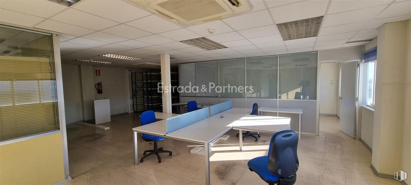 Nave en alquiler y venta en Zona industrial, Getafe, Madrid, 28906 con mesa, silla, persiana de la ventana, mueble, edificio, arquitectura, interiorismo, hall, suelos y accesorio alrededor