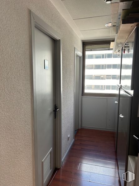 Oficina en alquiler en Edificio Cuzco III, Paseo Castellana, 135, Tetuán, Madrid, 28046 con ventana, propiedad, accesorio, edificio, puerta, interiorismo, asa, suelo, madera y inmobiliario alrededor