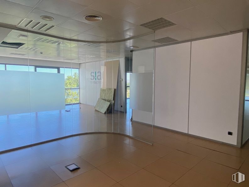 Oficina en alquiler en Edificio Inbisa, Avenida Pirineos, 7, San Sebastián de los Reyes, Madrid, 28700 con armario, edificio, puerta, accesorio, casa, pasillo, ventana, piso, suelo y vidrio alrededor