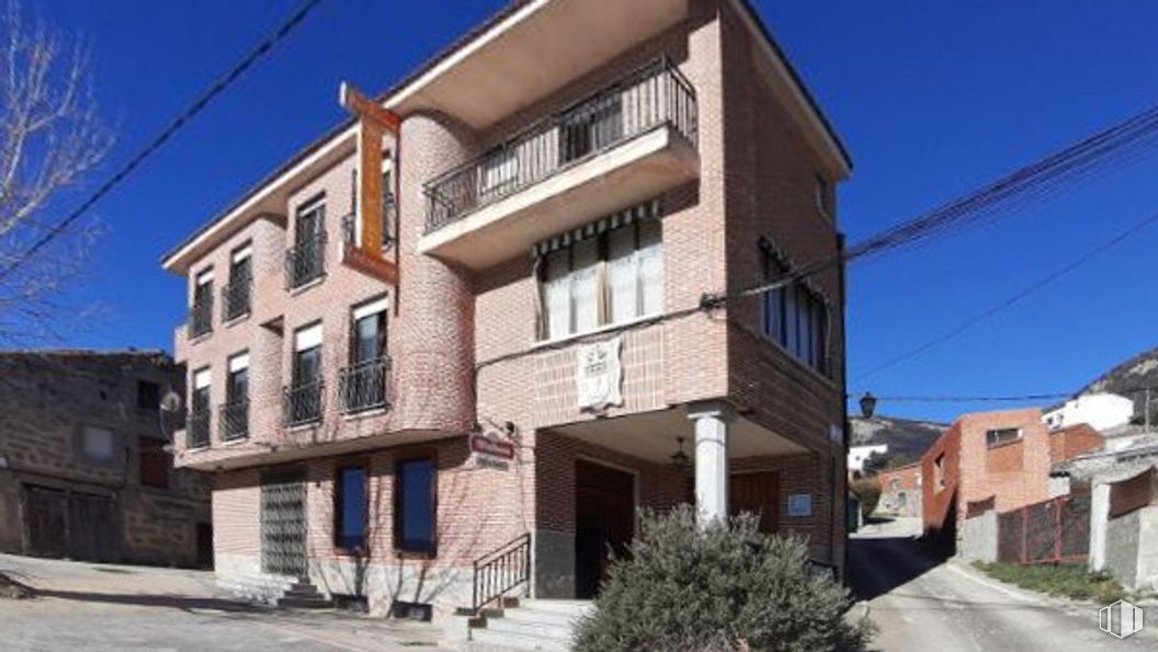 Retail for sale at Avenida de Gredos, Navalmoral, Ávila, 05120 with plant, house, sky, building, window, urban design, wood, fixture, real estate and facade around