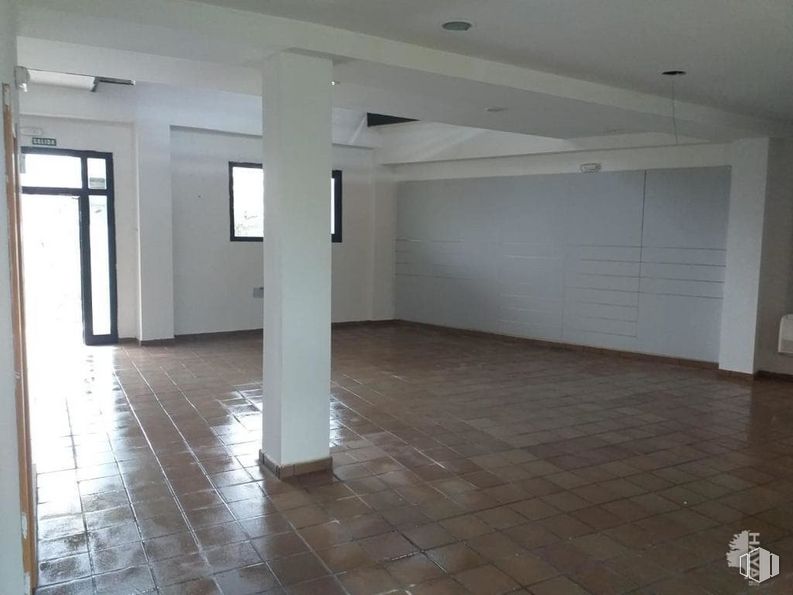 Retail for sale at Calle Concejo de la Mesta, 40, Escalona, Toledo, 45910 with fixture, hall, interior design, floor, flooring, wall, window, composite material, wood and tile flooring around