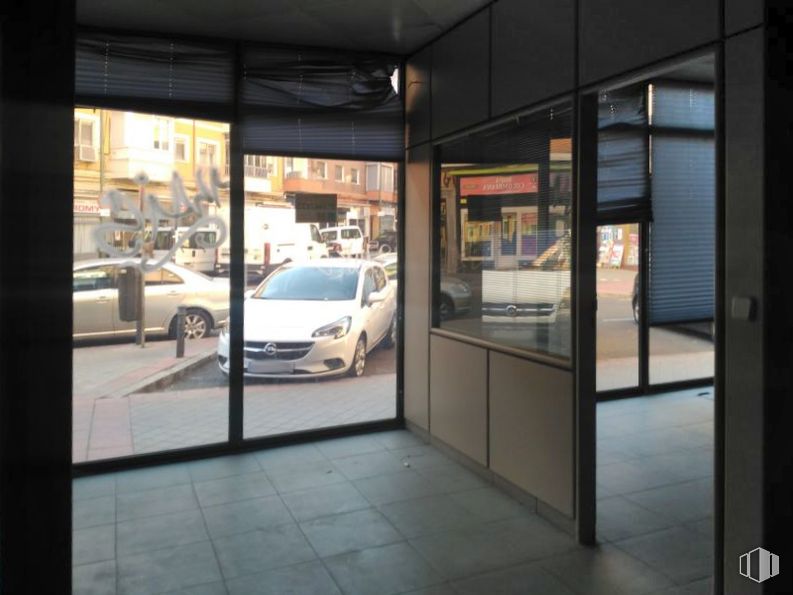 Retail for sale at Calle Alondra, Carabanchel, Madrid, 28025 with car, door, tire, wheel, building, window, vehicle, fixture, interior design and vehicle door around