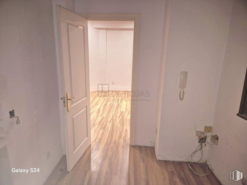 Oficina en alquiler en Zona Chamberí, Chamberí, Madrid, 28010 con puerta, suelo, suelos, suelos de madera, madera, suelo laminado, interiorismo, madera dura, marrón y tinte para madera alrededor