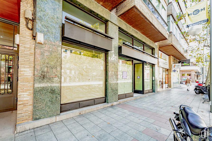 Local en alquiler y venta en Calle Francisco Silvela, 21, Salamanca, Madrid, 28028 con edificio, ventana, superficie de la carretera, silla, diseño urbano, planta, barrio, acera, árbol y carretera alrededor