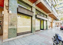 Local en alquiler y venta en Calle Francisco Silvela, 21, Salamanca, Madrid, 28028 con edificio, ventana, superficie de la carretera, silla, diseño urbano, planta, barrio, acera, árbol y carretera alrededor