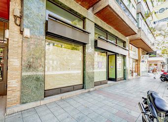 Local en alquiler y venta en Calle Francisco Silvela, 21, Salamanca, Madrid, 28028 con edificio, ventana, superficie de la carretera, silla, diseño urbano, planta, barrio, acera, árbol y carretera alrededor