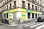 Retail for rent at Calle Toledo, 58, Centro, Madrid, 28005 with car, advertising and sign around