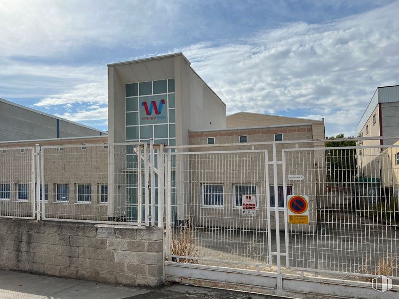 Industrial for sale & for rent at Calle Invención, Getafe, Madrid, 28906 with building, sky, cloud, house, fence, urban design, facade, gas, city and wire fencing around