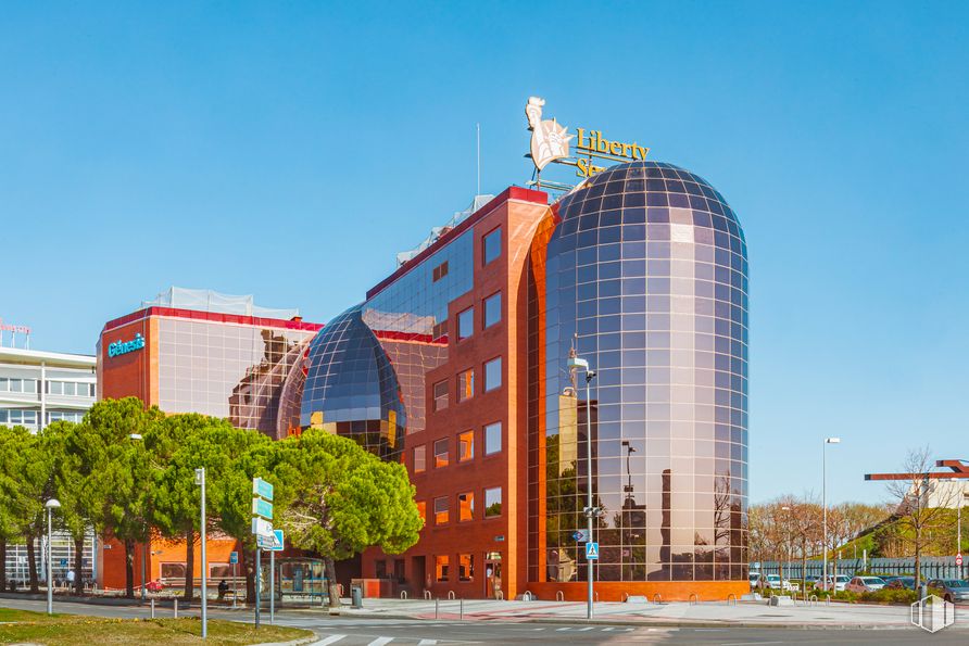 Oficina en alquiler en Edificio Alma, Paseo Doce Estrellas, 4, Barajas, Madrid, 28042 con edificio, cielo, día, bloque de torres, luz de la calle, árbol, diseño urbano, condominio, torre y edificio comercial alrededor