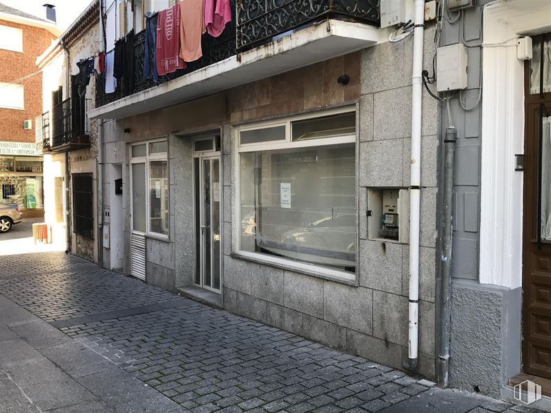 Retail for rent at Calle Santa María, Miraflores de la Sierra, Madrid, 28792 with door, window, building, fixture, road surface, facade, sidewalk, city, alley and flooring around