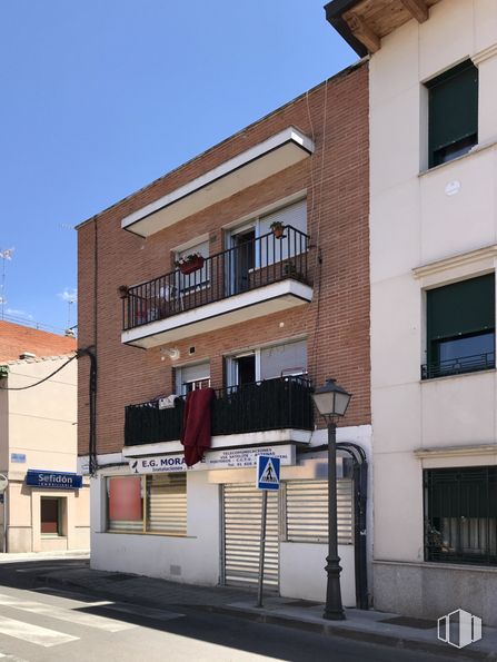 Local en venta en Casco Urbano, Villaviciosa de Odón, Madrid, 28670 con ventana, edificio, cielo, casa, diseño urbano, accesorio, área residencial, barrio, condominio y pared alrededor