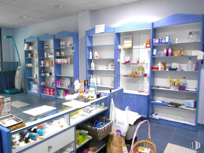 Retail for rent at Zona Sur, Ávila, 05003 with bookcase, furniture, shelving, shelf, medical, retail, pharmacy, plastic, desk and cleanliness around