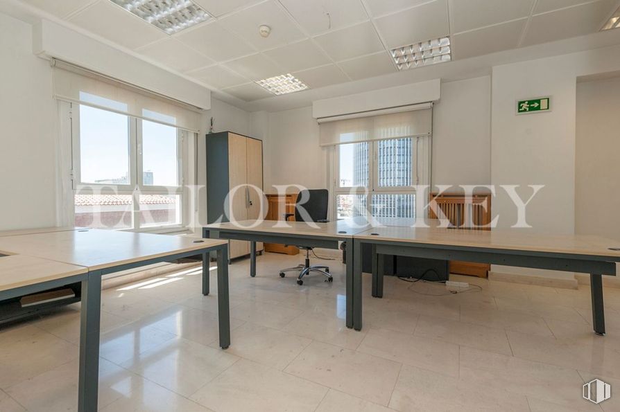 Oficina en venta en Paseo Castellana, Chamartín, Madrid, 28046 con escritorio, mesa, propiedad, edificio, ventana, madera, interiorismo, accesorio, arquitectura y suelos alrededor