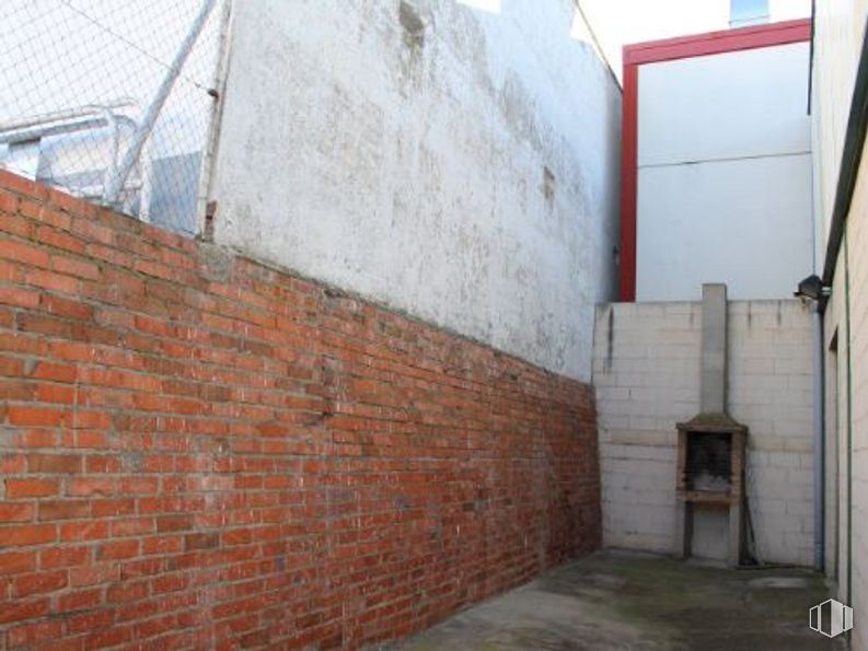 Industrial for sale & for rent at Calle Príncipe de Asturias, Villarejo de Salvanés, Madrid, 28590 with brick, brickwork, fixture, composite material, building material, material property, road surface, facade, rectangle and building around