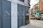 Retail for rent at Zona Centro, Móstoles, Madrid, 28938 with car, building, tire, automotive parking light, wheel, vehicle, window, automotive lighting, facade and automotive tire around