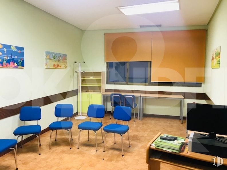 Office for rent at Ronda Buenavista, Toledo, 45005 with chair, table, furniture, property, interior design, floor, flooring, wall, building and houseplant around