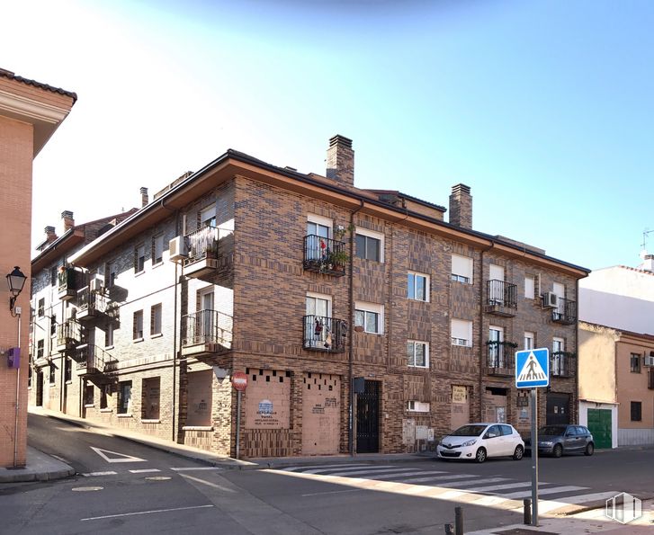 Local en alquiler y venta en Calle Higuera, 1, Humanes de Madrid, Madrid, 28970 con coche, edificio, cielo, ventana, rueda, vehículo, superficie de carretera, diseño urbano, luz de la calle y área residencial alrededor