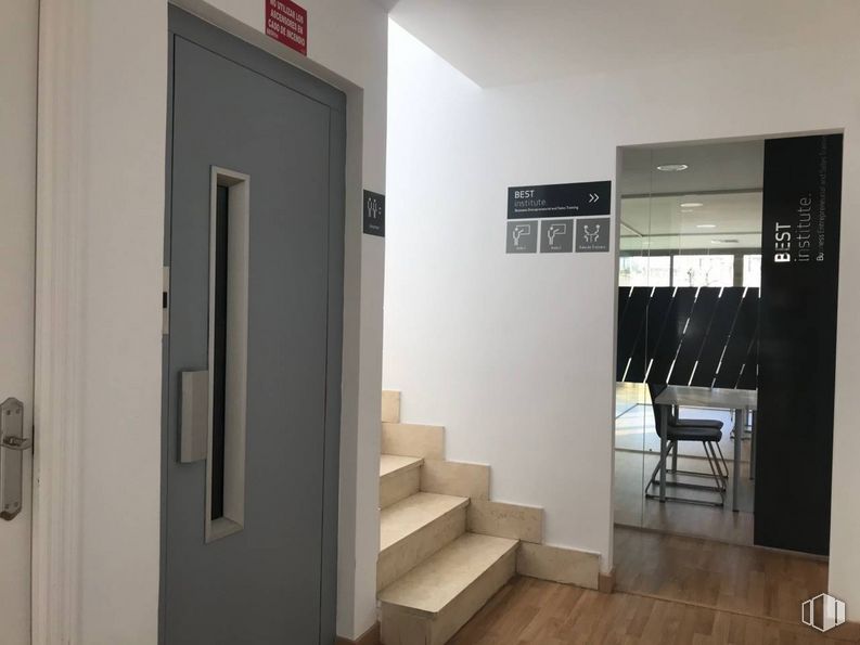 Oficina en alquiler en Calle Bueso Pineda, 7, Ciudad Lineal, Madrid, 28043 con silla, edificio, mueble, madera, puerta, casa, comodidad, piso, pavimentos y lámpara alrededor