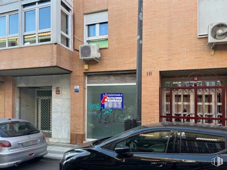 Local en alquiler y venta en Centro urbano, Getafe, Madrid, 28901 con ventana, coche, luz de estacionamiento, vehículo terrestre, vehículo, propiedad, edificio, iluminación del automóvil, matrícula del vehículo y vehículo de motor alrededor