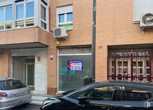 Local en alquiler y venta en Centro urbano, Getafe, Madrid, 28901 con ventana, coche, luz de estacionamiento, vehículo terrestre, vehículo, propiedad, edificio, iluminación del automóvil, matrícula del vehículo y vehículo de motor alrededor