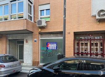 Local en venta en Centro urbano, Getafe, Madrid, 28901 con ventana, coche, luz de estacionamiento, vehículo terrestre, vehículo, propiedad, edificio, iluminación del automóvil, matrícula del vehículo y vehículo de motor alrededor