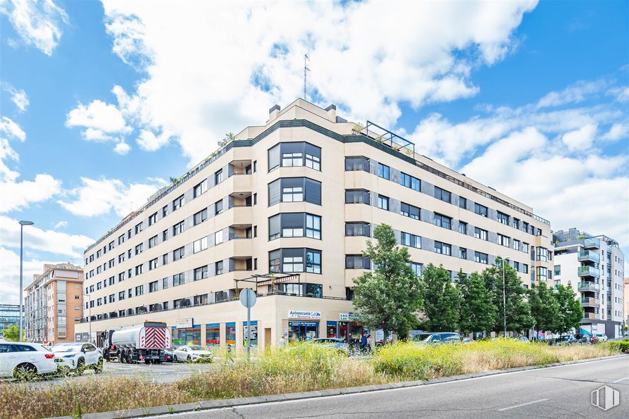 Retail for sale at Calle Cirauqui, 4, Fuencarral - El Pardo, Madrid, 28050 with building, apartment, commercial building, metropolitan area, urban design, mixed-use, condominium, parking, engineering and headquarters around