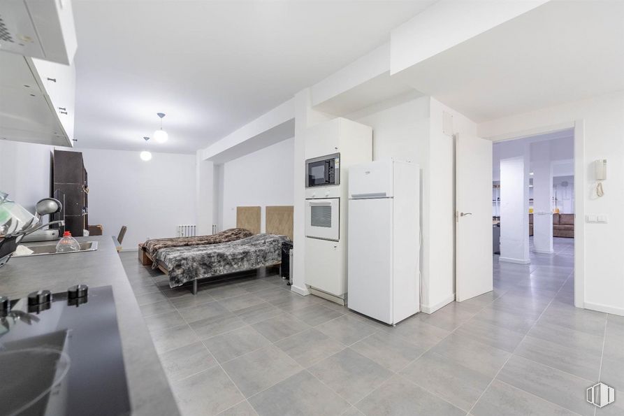 Local en venta en Calle Vereda del Carmen, 21, Ciudad Lineal, Madrid, 28017 con refrigerador, planta de interior, edificio, ebanistería, hall, sofá, interiorismo, suelos, suelo y puerta alrededor