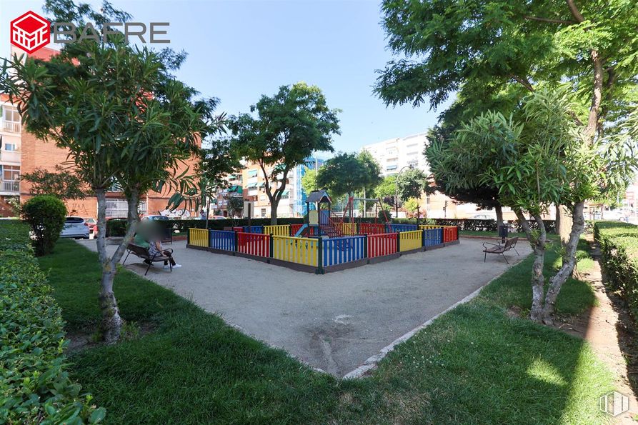 Local en venta en Casco urbano, Fuenlabrada, Madrid, 28945 con planta, cielo, árbol, edificio, superficie de la carretera, diseño urbano, sombra, ocio, zona residencial y ciudad alrededor