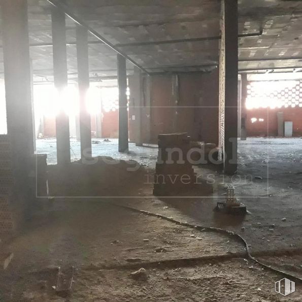 Retail for sale at Calle Arrabal San Lázaro, 11, Ocaña, Toledo, 45300 with wood, floor, flooring, tints and shades, gas, building material, city, beam, metal and darkness around