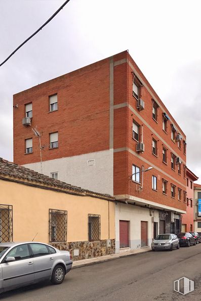 Retail for sale at Calle Nuestra Señora de la Misericordia, 1, Torrijos, Toledo, 45500 with car, building, automotive parking light, sky, wheel, window, tire, vehicle, cloud and neighbourhood around