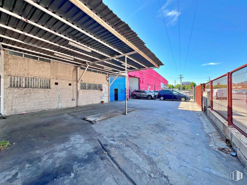 Nave en alquiler en Calle Julio Palacios, Leganés, Madrid, 28914 con coche, edificio, cielo, nube, superficie de la carretera, asfalto, sombra, espacio público, vehículo y ciudad alrededor