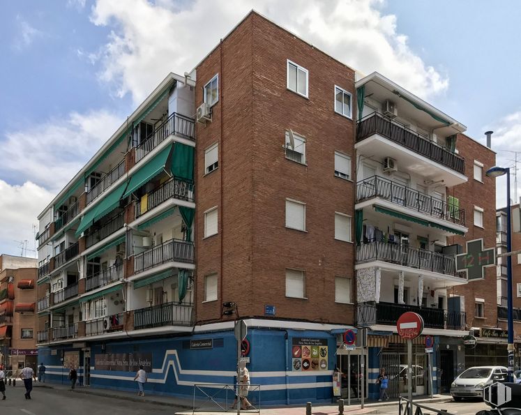 Local en alquiler y venta en Calle Seminario, Leganés, Madrid, 28911 con edificio, coche, nube, cielo, ventana, neumático, diseño urbano, condominio, casa y bloque de torre alrededor