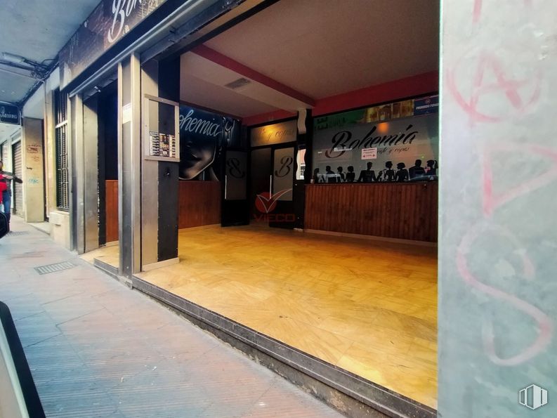 Retail for sale at Calle Diego Jesús Jiménez, Cuenca, 16004 with mirror, property, floor, flooring, wood, facade, ceiling, house, building and art around