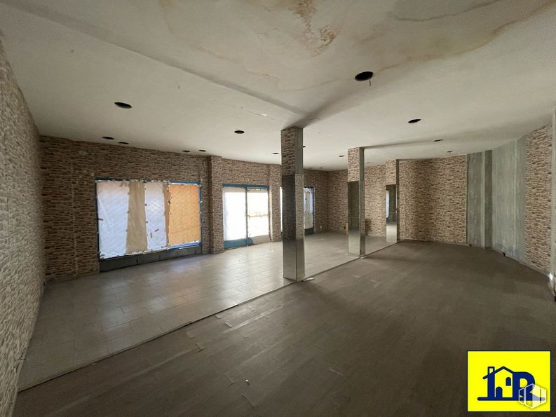 Local en alquiler y venta en Avenida Castilla La Mancha,, Cuenca, 16003 con ventana, edificio, accesorio, madera, diseño de interiores, suelo, piso, pasillo, bienes raíces y techo alrededor