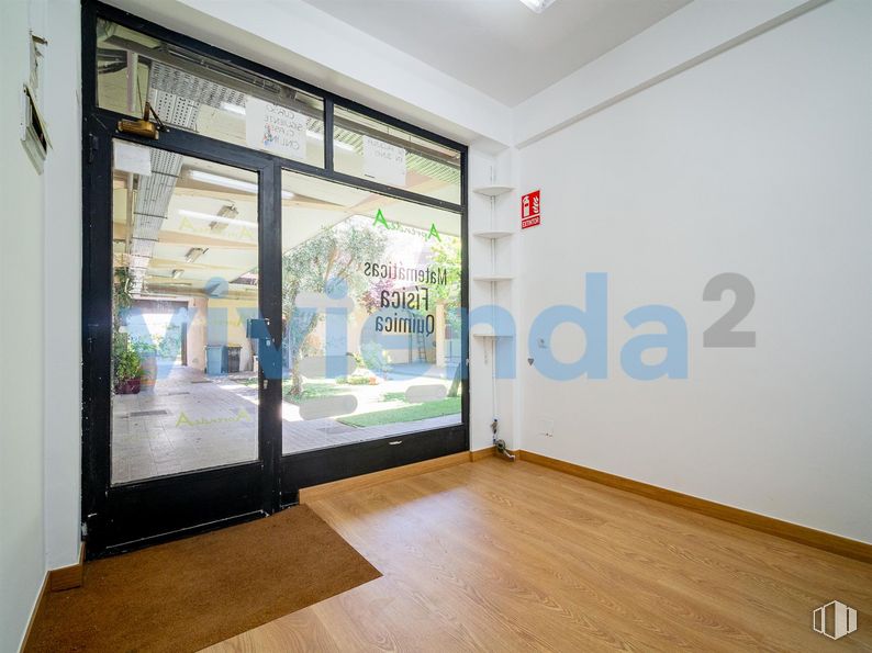 Retail for sale & for rent at Calle Balandro, Barajas, Madrid, 28042 with door, building, window, fixture, wood, interior design, paint, art, flooring and plant around