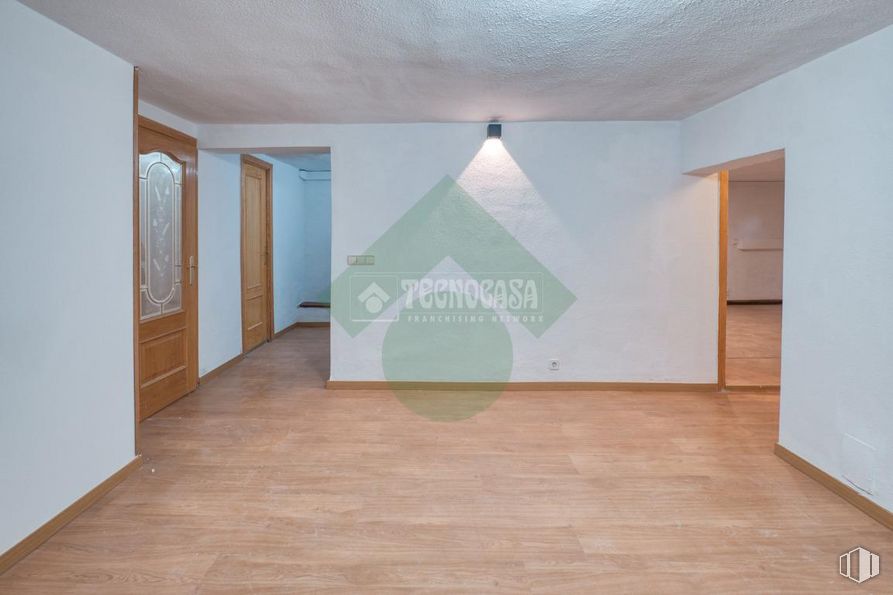 Local en venta en Calle Eduardo Morales, Carabanchel, Madrid, 28025 con edificio, pintura, madera, hall, interiorismo, sombra, suelo, suelos, tinte para madera y arte alrededor