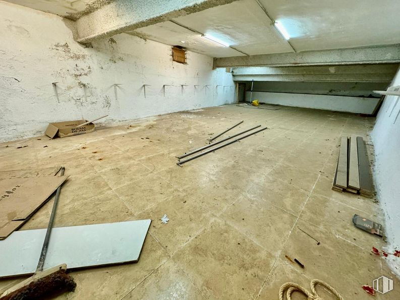 Retail for rent at Calle San Millán, Ávila, 05001 with wood, flooring, floor, wall, composite material, fixture, concrete, ceiling, building material and building around