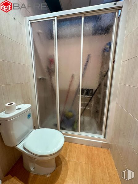 Retail for sale at Calle Castillejos, Tetuán, Madrid, 28039 with toilet, shower door, toilet seat, fixture, plumbing fixture, bathroom, wood, flooring, window and floor around