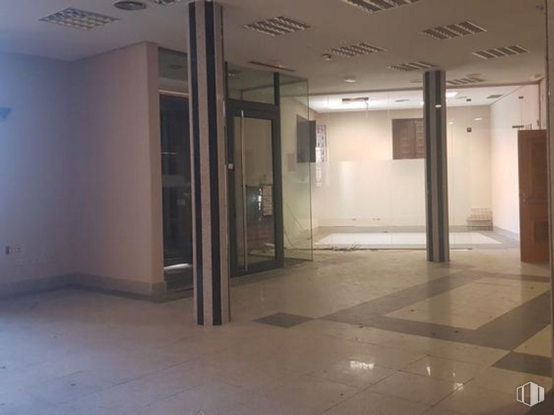 Retail for sale at Calle Merced, 8, Toledo, 45002 with mirror, building, fixture, door, floor, interior design, flooring, glass, metropolitan area and automotive exterior around