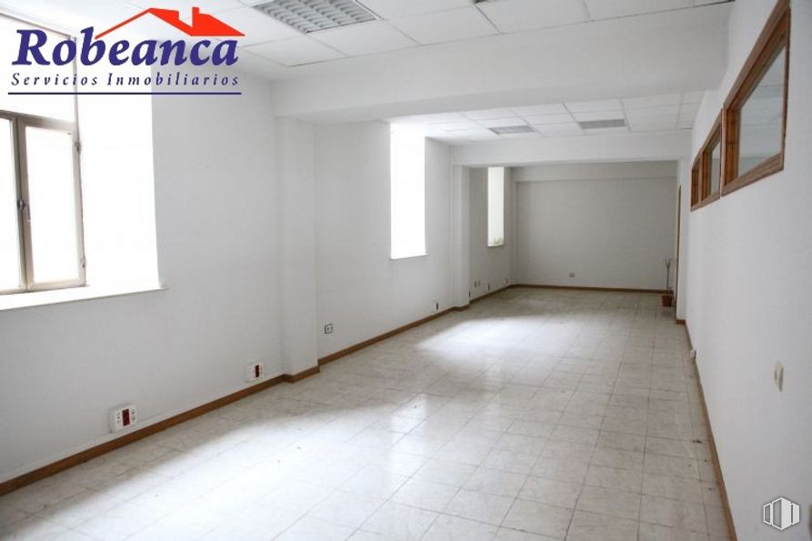 Oficina en alquiler en Plaza del Rastro, 2, Ávila, 05001 con ventana, accesorio, suelo, madera, piso, entrada, edificio, techo, yeso y evento alrededor