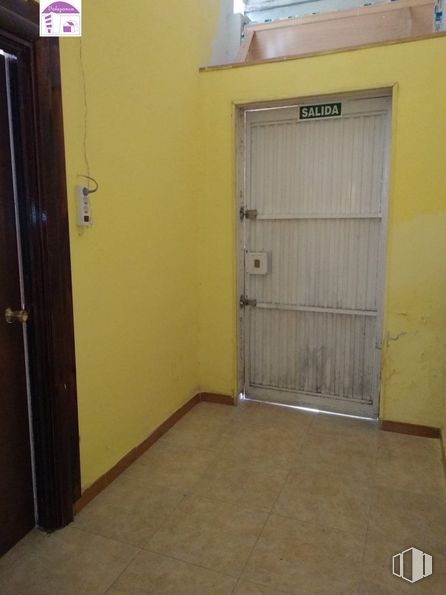 Local en alquiler en Zona Renfe, Parla, Madrid, 28980 con puerta, accesorio, madera, asa, puerta de casa, suelo, gas, edificio, manija de la puerta y material compuesto alrededor