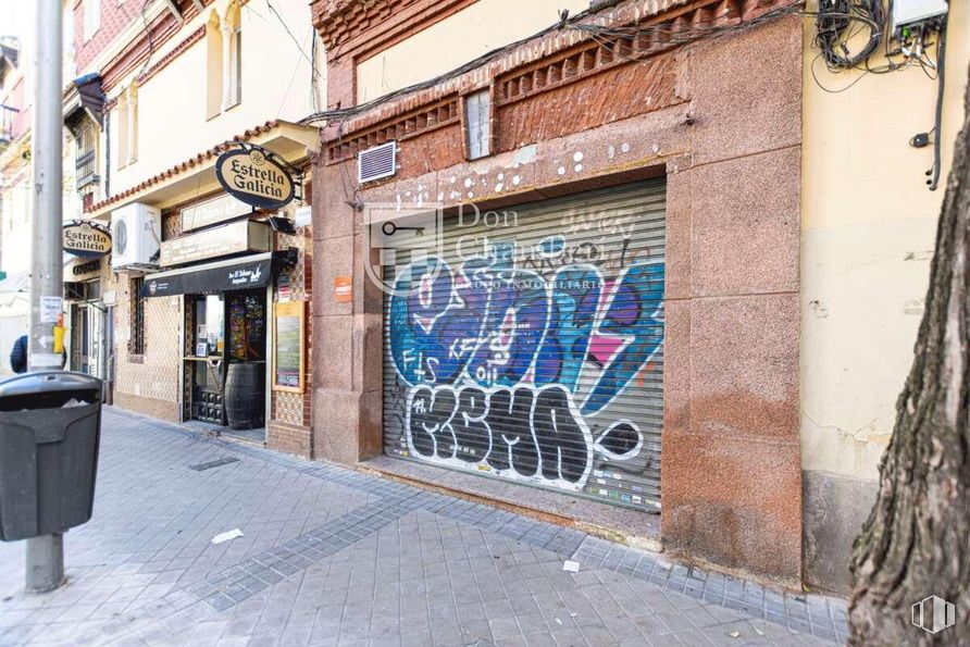 Local en alquiler en Calle Alonso Cano, Chamberí, Madrid, 28010 con contenedor de basura, edificio, contención de residuos, infraestructura, superficie de la carretera, ventana, ladrillo, barrio, pintura y albañilería alrededor