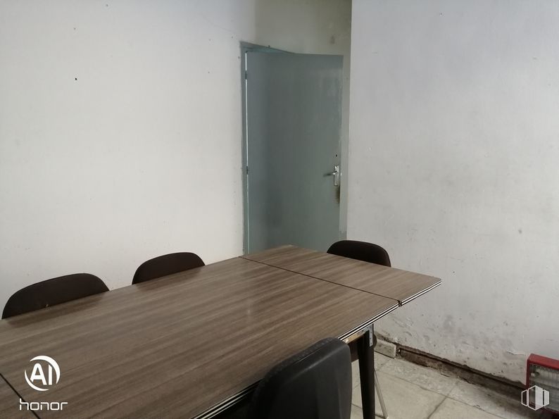 Retail for sale at Zona Sur, Ávila, 05003 with door, table top, furniture, flooring, floor, table, chair, interior design, desk and room around