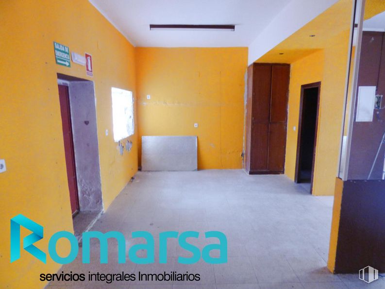 Retail for rent at Zona Estación, Ávila, 05001 with door, fixture, paint, floor, hall, flooring, ceiling, house, facade and plaster around