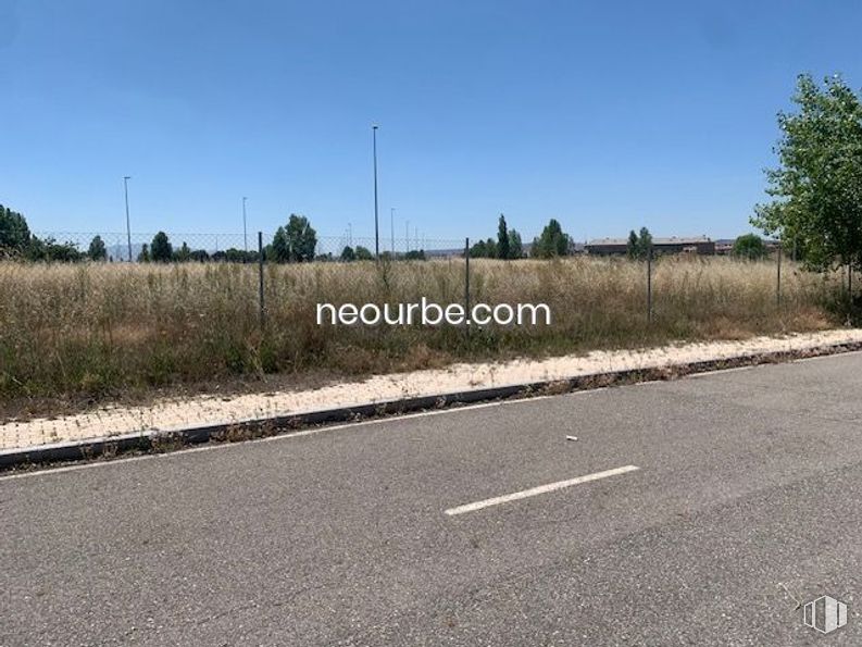 Land for sale at Calles Juan Aurelio Sánchez Tadeo, Ávila, 05003 with sky, plant, tree, road surface, asphalt, land lot, natural landscape, tar, grass and plain around