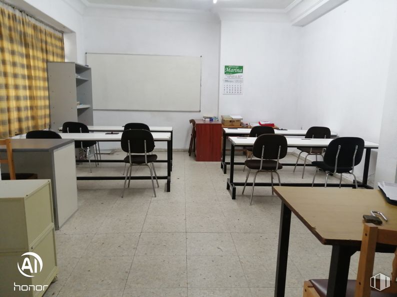 Retail for sale at Zona Sur, Ávila, 05003 with chair, whiteboard, desk, table top, furniture, flooring, table, interior design, floor and lighting around