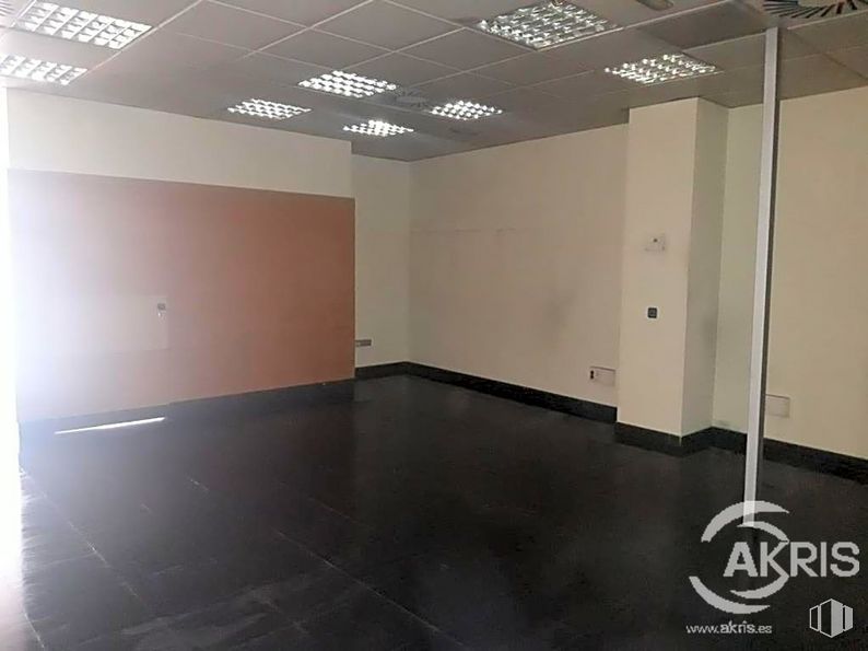 Local en venta en Avenida Fuenlabrada, Leganés, Madrid, 28912 con suelos, suelo, propiedad material, accesorio, hall, techo, edificio, evento, habitación y puerta alrededor