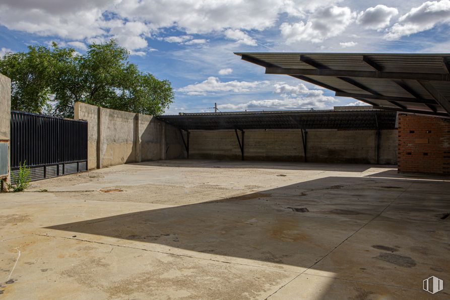 Industrial for sale & for rent at Calle Río Esla, Ávila, 05004 with architecture, shade, composite material, concrete, metal, building material, design, daylighting, driveway and shadow around