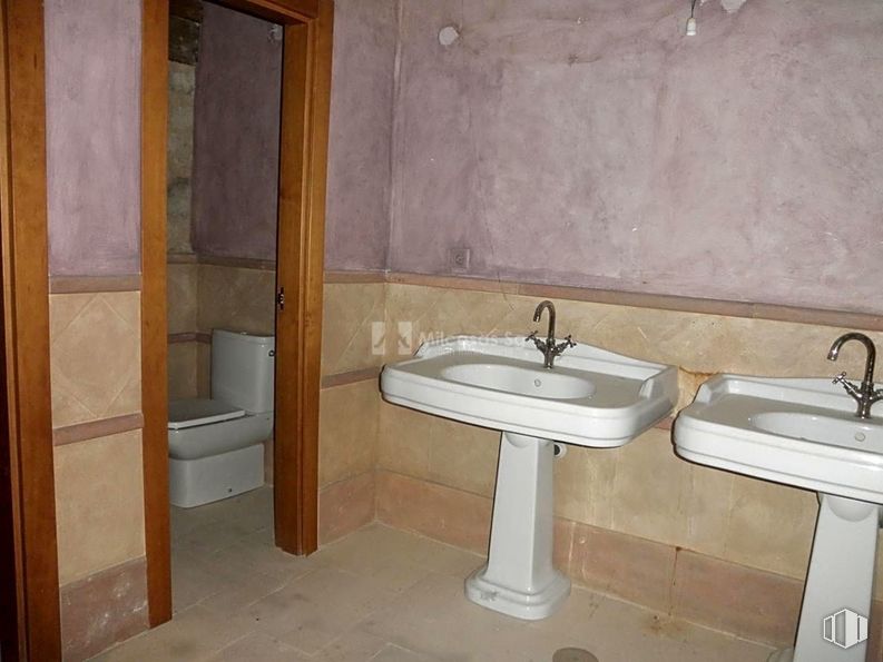 Retail for sale at Zona Centro, Sepúlveda, Segovia, 40300 with sink, toilet, brown, tap, plumbing fixture, bathroom sink, building, bathroom, mirror and wood around